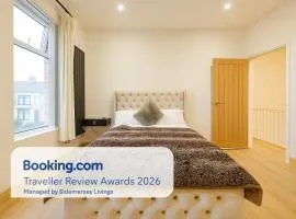 SidemerseyLivings - Step-Free 4BR Home, Ground Floor Bed & Bath, Private Gated Parking