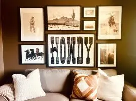 Western Cowboy Cottage, Fire Pit & Desert Views