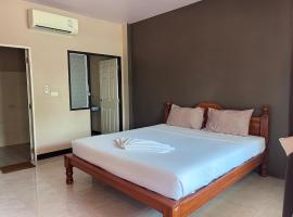 โรงแรมสิริพรชัย, Hotel in Takua Pa