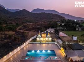 StayVista at The Rising Sun with Pool and BBQ - Ambernath, מלון בקארג'אט