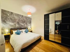 Lovely apartment with garden access and ample parking, Hotel in Sands