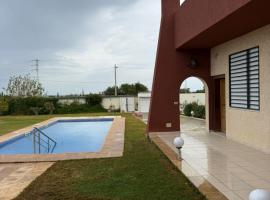 Villa VIP Avec Piscine & Jardin à Chott Mariem, Hotel in Hammam Sousse