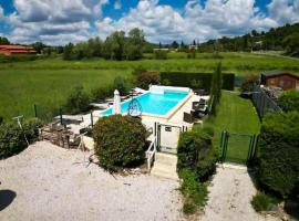 appartement avec piscine commune le chêne vert, hôtel à Gargas