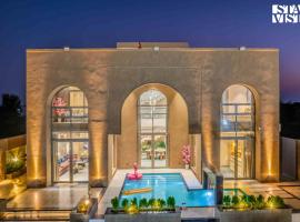 StayVista at Blume Villa with Pool, BBQ, khách sạn ở Jaipur
