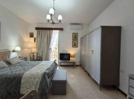Malta Airport B&B bedroom with private shower, hotel din Ix-Xlejli