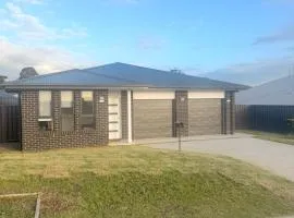 Modern 3 Bedroom Retreat in Gillieston Heights