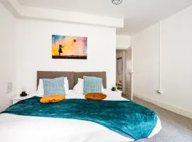 The Sant Bank, central, secured parking INCLUDED, contractors friendly, 1 bed, sleep up to 4, modern, near beach