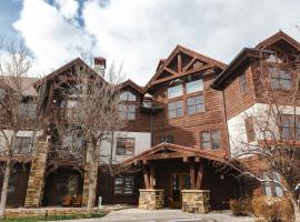 Lodge at Brookside, A Vail Resorts Property, hotelli kohteessa Avon