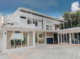 Stay Ekkamai - Private Pool villa, Central Bangkok