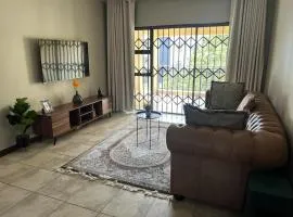 Spacious Apartment Near Gautrain, Gallagher & MOA