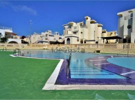 Bonito apartamento con piscina cerca de la playa、ラ・マタのホテル