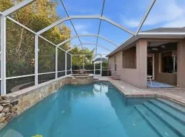 Charming 3BR Oasis Comfort, Pool & Sunshine home