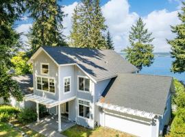 Panoramic Saratoga Passage Views Elegant Whidbey Home by AvantStay, hotel em Langley