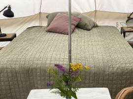 Romantic glamping in the forest near a sandy beach, hotel a Frederiksværk