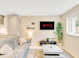 2BR Flat Prime location Free parking long stays