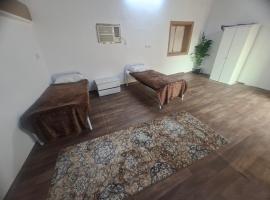 غرفه بأثاث بسيط ومريح โรงแรมในอาลูลา