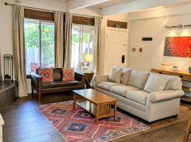 Artist Rd Retreat -Walk to Plaza, nestled in the Foothills of the Mountains, hotel i Santa Fe