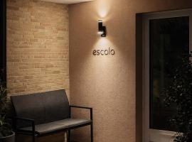 Escala - Family Room, hotel en Fully