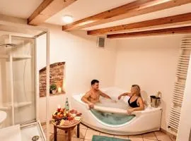 NEW Luxury Jacuzzi Suite - 100sqm Historic Center - 50m from Parking