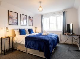 5 BR House With Driveway Parking for 2 & OffStreet, hotel en Colney