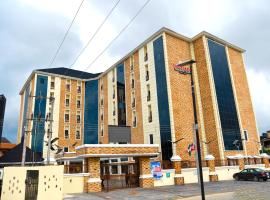 Immaculate Excellence Luxury Hotels Ltd, hotel amb piscina a Owerri