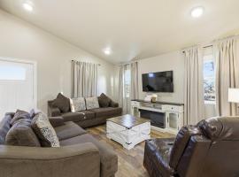 Mill Works Lodge with Private Hot Tub & Backyard Oasis, hotel em San Antonio