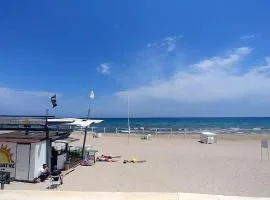 Junto al mar, con piscina, pádel y mucho más
