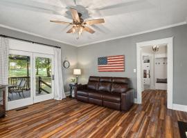 Historic Farmhouse with Pool & Barn, hotel v destinaci Mansfield