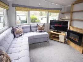 Cosy lakeside retreat with fireplace