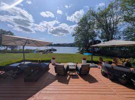 Sandy Shores Luxurious Lake House, Hot Tub, Sauna, Huge Deck, Fireplace & Dock, viešbutis mieste Olimpija