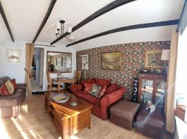 The Old Dairy, comfy 1 bedroom apartment with lounge,bathroom and kitchenette near town, pubs and walks, hotel a Ringwood