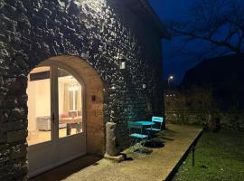 Gîte 2 suites proche du lac de Chalain: Montigny-sur-lʼAin şehrinde bir otel