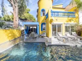 Casa con barbacoa , PISCINA con cascada , 4 HABITACIONES, capacidad HASTA 8-9 PERSONAS