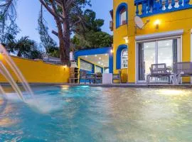 Casa con barbacoa , PISCINA con cascada y jacuzzi, 4 HABITACIONES, capacidad HASTA 10 PERSONAS