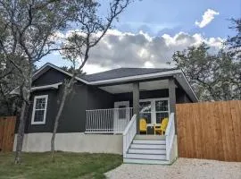 Cheerful 3BR 2BA House Minutes from Canyon Lake