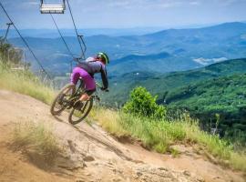 Beech Mountain Adventure Basecamp, Hike, Bike, Blue Ridge Trails and More, hotelli kohteessa Beech Mountain