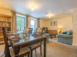 Torr Apartment Raven