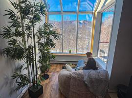 Élégant condo avec vue sur les pentes, hotel in Stoneham