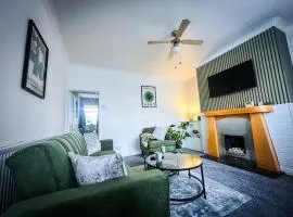 Worsley Gem, Modern 2BR with Garden Space