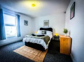 Worsley Gem, Modern 2BR with Garden Space