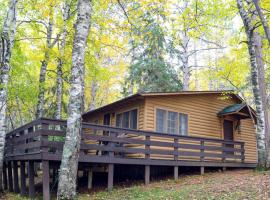 Spacious 3 Bed House - True Cabin in the Woods - Parking - Netflix CB04, hotel di Babbitt