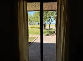 Costanera 61, frente a la laguna