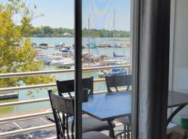 Port Clinton Paradise- Waterfront 2 bedroom, Pool, Hot tub, Sauna, Fire pit, hotel i Port Clinton