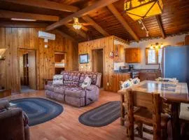 Stylishly 2 Bedroom House - Traditional Cabin - Lake View - Smart TV - CB05