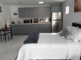Beautiful 1 bedroom Studio located in Miramar close to Hard Rock Stadium, hotel u gradu 'Miramar'