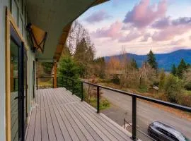 Modern Gorge Retreat Steps from River & Hiking