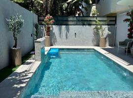 Luxury Family Villa with Private Pool & Jacuzzi, hotel i Ra'anana