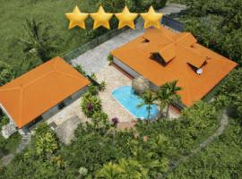 Habitation Bonneville Chalet & Loft avec piscine et sauna, hotel i La Trinité