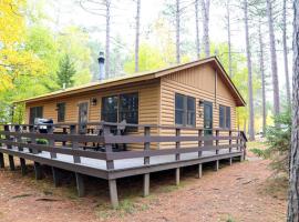 Cozy 3 Bedroom House - Prime Location - Birch Lake - Parking - CB06, готель у місті Babbitt