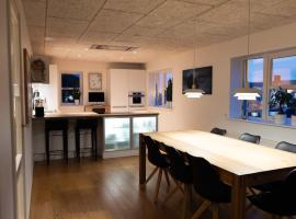 Bright Hillside House with Views – hotel w mieście Klaksvík